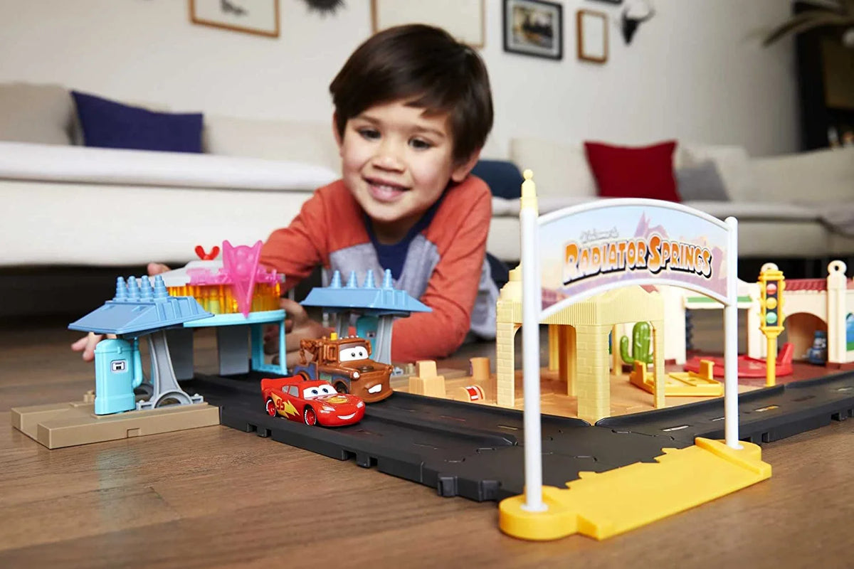 Cars On The Road Radiator Springs Tour Playset S789095