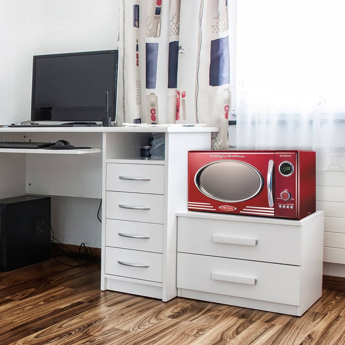 Retro 0.9 Cu ft Countertop Microwave Oven Metallic Red N12466